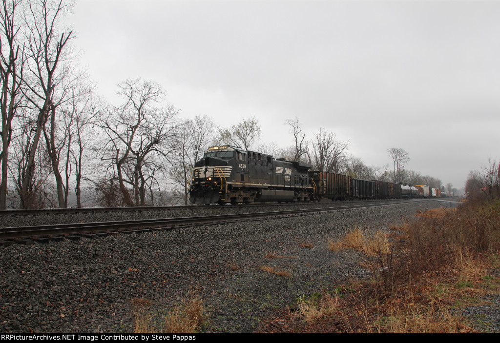 NS 4539 leads train 11V